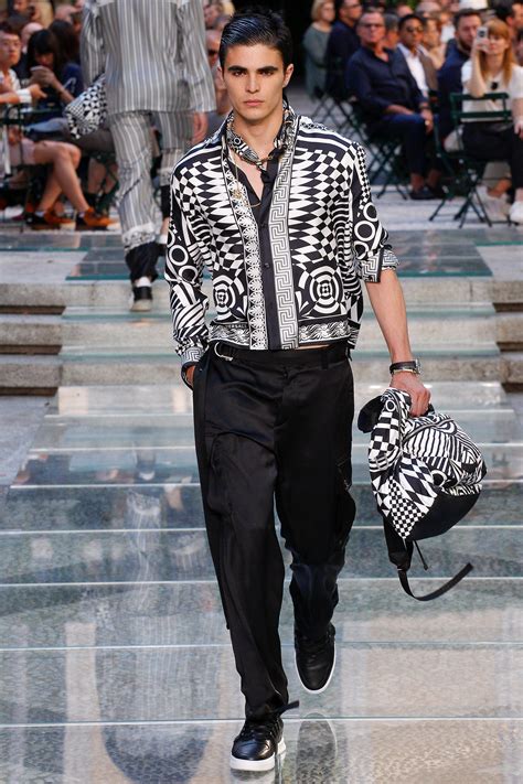 Versace Spring 2018 Menswear Fashion Show